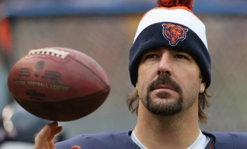 chicago bears' Patrick-Mannelly holding the ball.